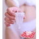 Femme-qui-tient-une-cup-hygiene-feminine-translucide-taille-1-pochette-rose-lamazuna réutilisable Bio sante senior