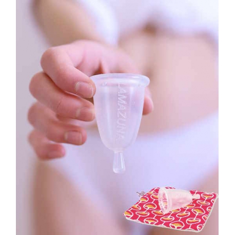 Femme-qui-tient-une-cup-hygiene-feminine-translucide-taille-1-pochette-rose-lamazuna réutilisable Bio sante senior